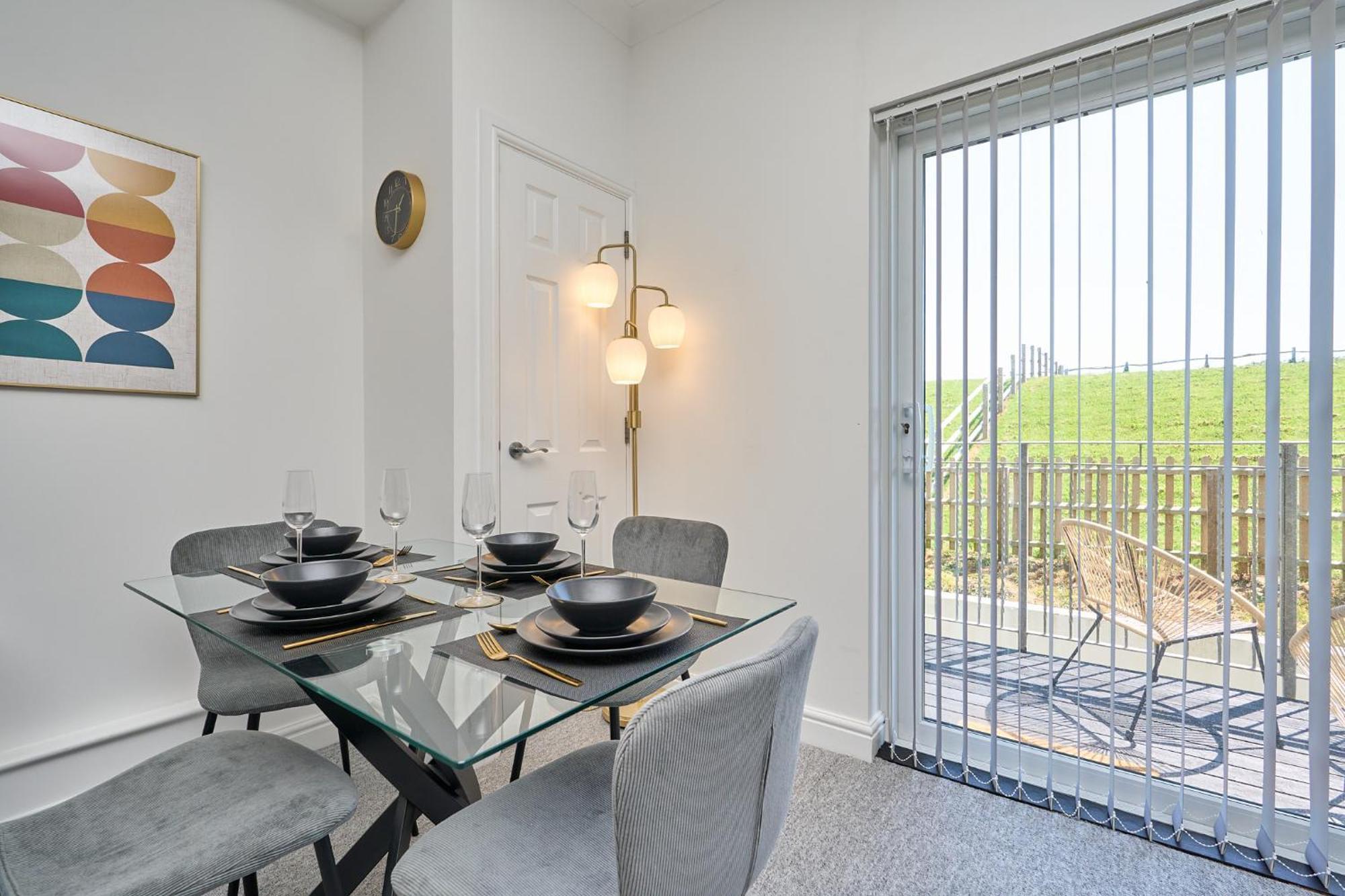 Spacious 1 Bed Apt - Stunning Views & Private Parking - 5 Mins To Beach - Dog Friendly - Close To Ventnor, Shanklin & Sandown - Ideal For Friends, Families & Business Travellers - Sleeps Up To 4 Guests - Managed By "Greenstay Serviced Accommodation" Bonchurch Exterior foto