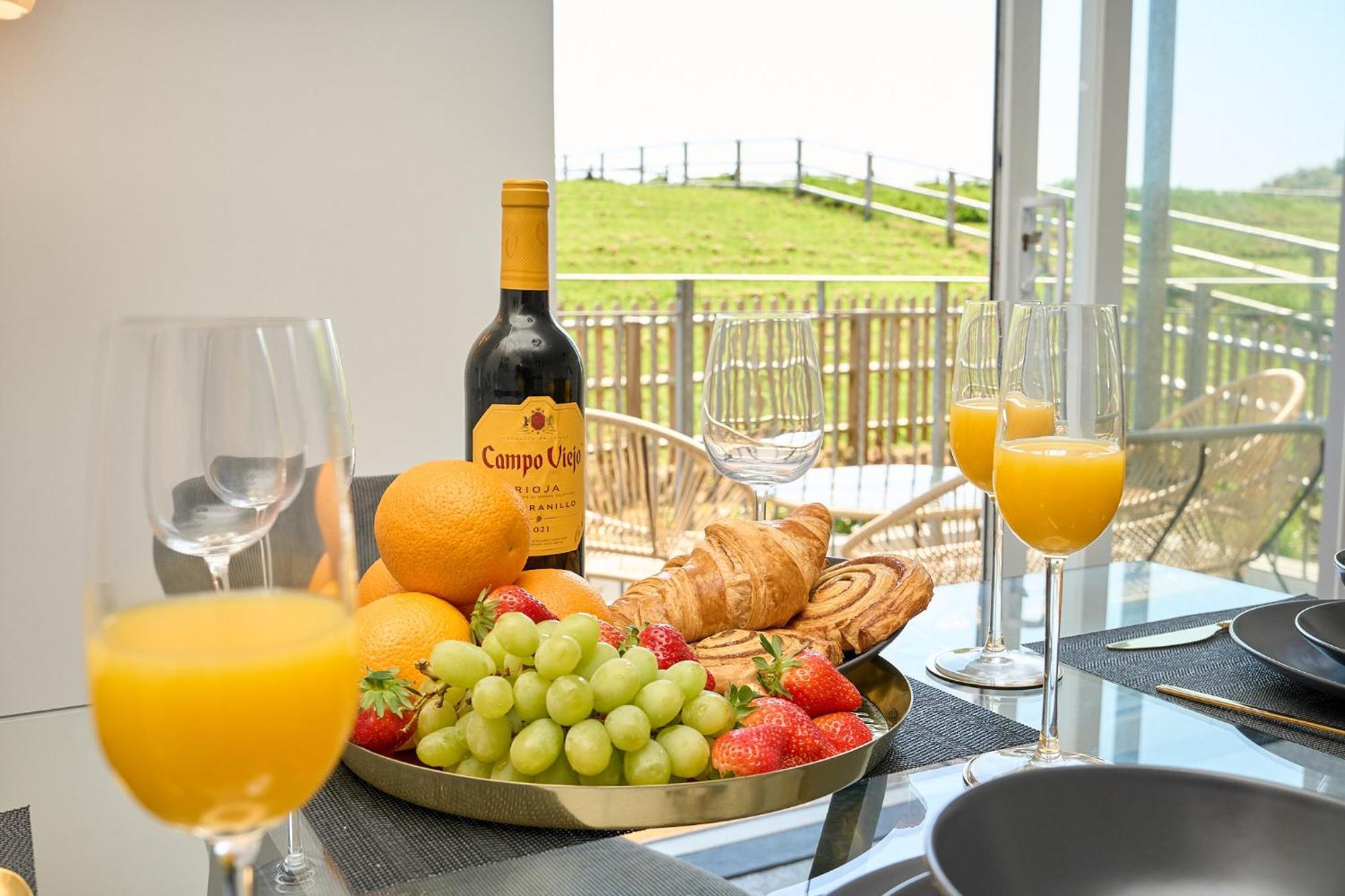 Spacious 1 Bed Apt - Stunning Views & Private Parking - 5 Mins To Beach - Dog Friendly - Close To Ventnor, Shanklin & Sandown - Ideal For Friends, Families & Business Travellers - Sleeps Up To 4 Guests - Managed By "Greenstay Serviced Accommodation" Bonchurch Exterior foto