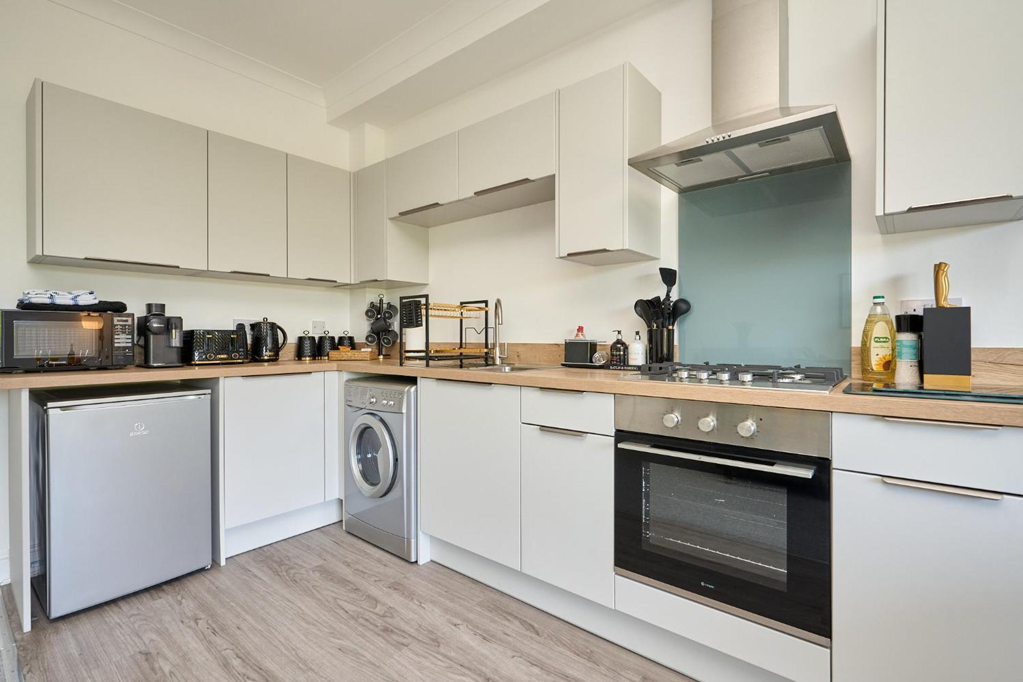Spacious 1 Bed Apt - Stunning Views & Private Parking - 5 Mins To Beach - Dog Friendly - Close To Ventnor, Shanklin & Sandown - Ideal For Friends, Families & Business Travellers - Sleeps Up To 4 Guests - Managed By "Greenstay Serviced Accommodation" Bonchurch Exterior foto