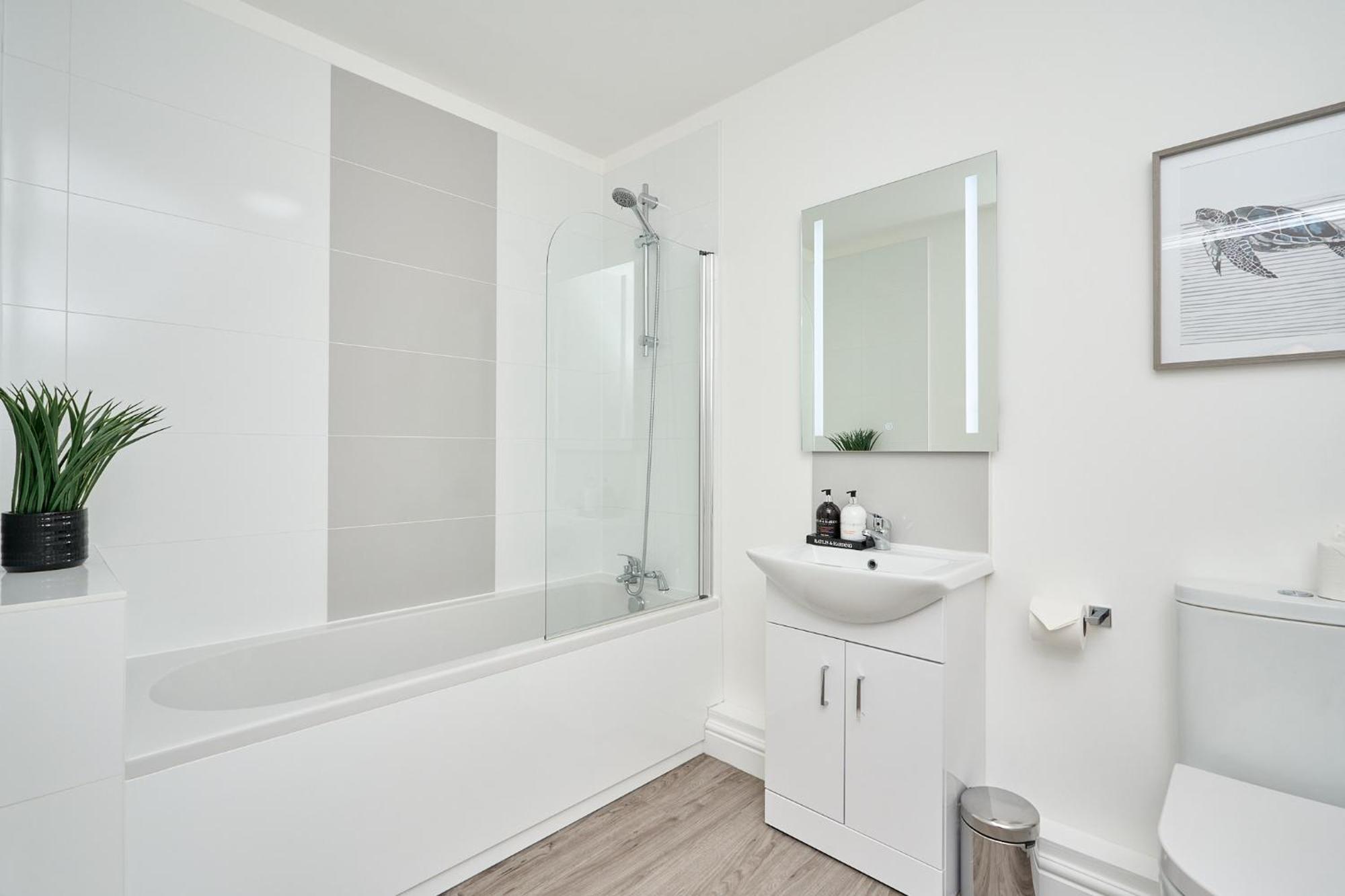 Spacious 1 Bed Apt - Stunning Views & Private Parking - 5 Mins To Beach - Dog Friendly - Close To Ventnor, Shanklin & Sandown - Ideal For Friends, Families & Business Travellers - Sleeps Up To 4 Guests - Managed By "Greenstay Serviced Accommodation" Bonchurch Exterior foto