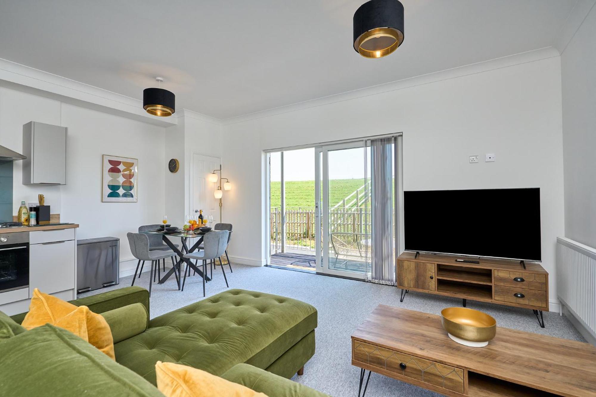 Spacious 1 Bed Apt - Stunning Views & Private Parking - 5 Mins To Beach - Dog Friendly - Close To Ventnor, Shanklin & Sandown - Ideal For Friends, Families & Business Travellers - Sleeps Up To 4 Guests - Managed By "Greenstay Serviced Accommodation" Bonchurch Exterior foto