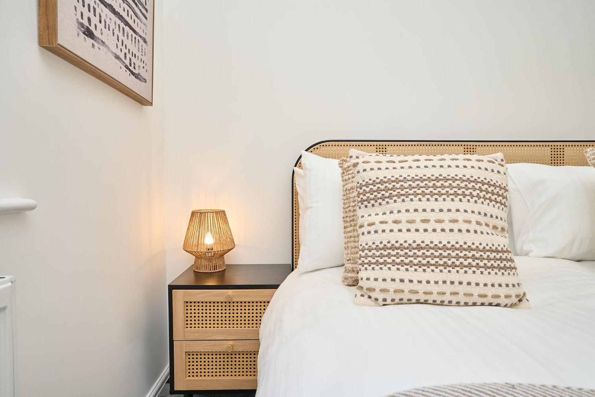 Spacious 1 Bed Apt - Stunning Views & Private Parking - 5 Mins To Beach - Dog Friendly - Close To Ventnor, Shanklin & Sandown - Ideal For Friends, Families & Business Travellers - Sleeps Up To 4 Guests - Managed By "Greenstay Serviced Accommodation" Bonchurch Exterior foto